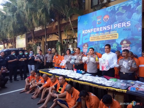 Kapolres Malang Kota, AKBP Dony Alexander saag merilis kasus narkoba (foto: Anggara Sudiongko/MalangTIMES)