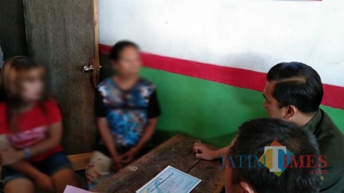 Melati saat dibawa ke kantor Pol PP Tulungagung / Foto : Joko Pramono / Tulungagung TIMES