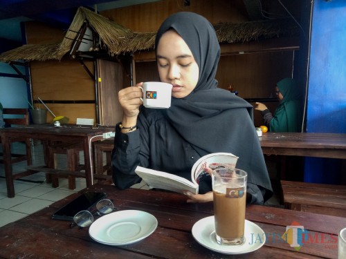 Sisca, salah satu pengunjung Coffee Times yang mencicipi kopi luwak Bromo Coffee Times. (Foto: Imarotul Izzah/MalangTIMES)