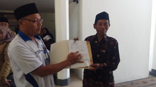 Supriyadi bersama kliennya Khairul Anam menunjukkan bukti laporan yang telah disampaikan ke kepolisian