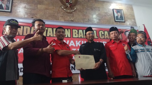 Pendukung Ali Ruchi menunjukkan formulir pendaftaran Cabup PDI Perjuangan di Kantor DPC PDI perjuangan Selasa sore