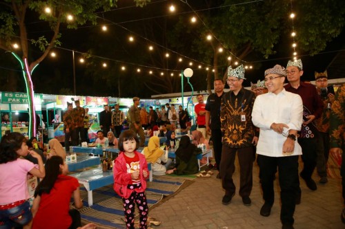 Bupati Anas meninjau pasar Kuliner pintar