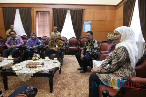 Gubernur Khofifah saat menerima ISEI Cabang Surabaya Koordinator Jawa Timur di Ruang Kerjanya
