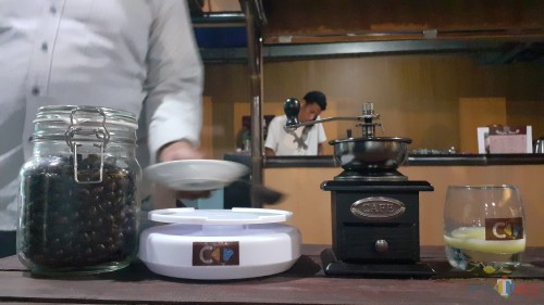 Coffe Times menyuguhkan sensasi baru bagi para pecinta kopi. Tak sekedar menyeruput, pelanggan juga bisa menyeduh sendiri kopi yang akan mereka nikmati (Pipit Anggraeni/MalangTIMES)