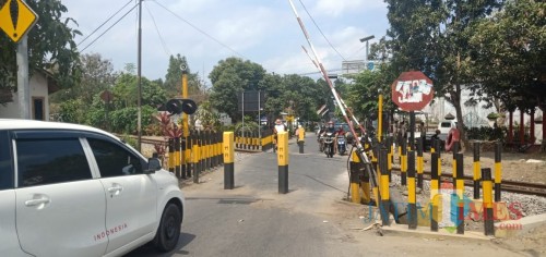 PT KAI pasang tiang penghalang di perlintasan KA Jalan Nias, mobil tak bisa lewat