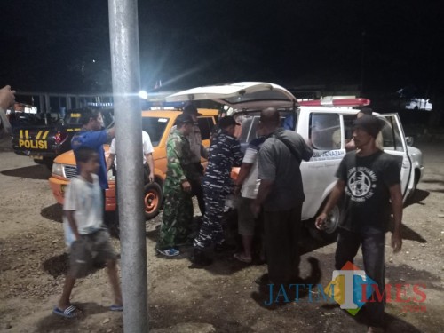 Petugas melakukan evakuasi pada korban Agus Riyanto, nelayan yang tewas di tengah laut (Foto : Istimewa / TulungagungTIMES)
