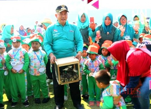 Plt Bupati Malang Sanusi saat akan melepaskan burung sebagai simbol kebebasan dan kemajuan di HUT Ke-14 Himpaudi.(dd nana)