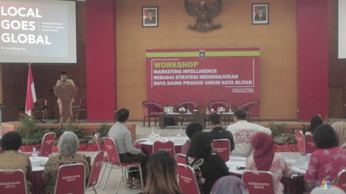 Plt Wali Kota Blitar Santoso membuka Workshop Marketing Intellegence.(Foto : Aunur Rofiq/BlitarTIMES)