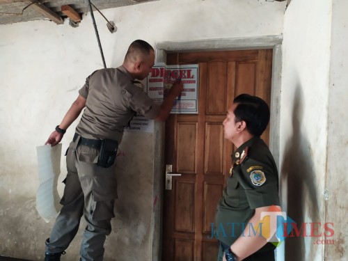 Satpol PP menyegel Warkop dan Karaoke Idaman yang belum berizin dan memperkerjakan anak sebagai pemandu lagu. (foto : Joko Pramono/Jatim Times)