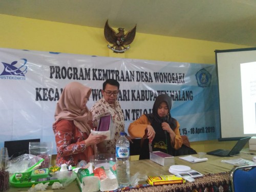 Suasana saat pelatihan yang dilakukan tim Unikama dalam upaya mengembangkan produk olahan telo di Desa Wonosari. (Unikama for MalangTIMES)