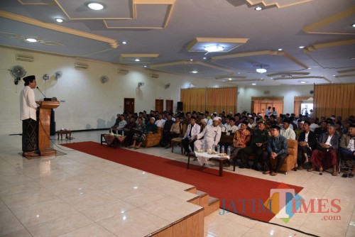 Wakil Bupati Jember Drs. KH. Abdul Muqit Arief saat bertemu dengan sejumlah takmir masjid se kabupaten Jember (foto : istimewa / Jatim TIMES)