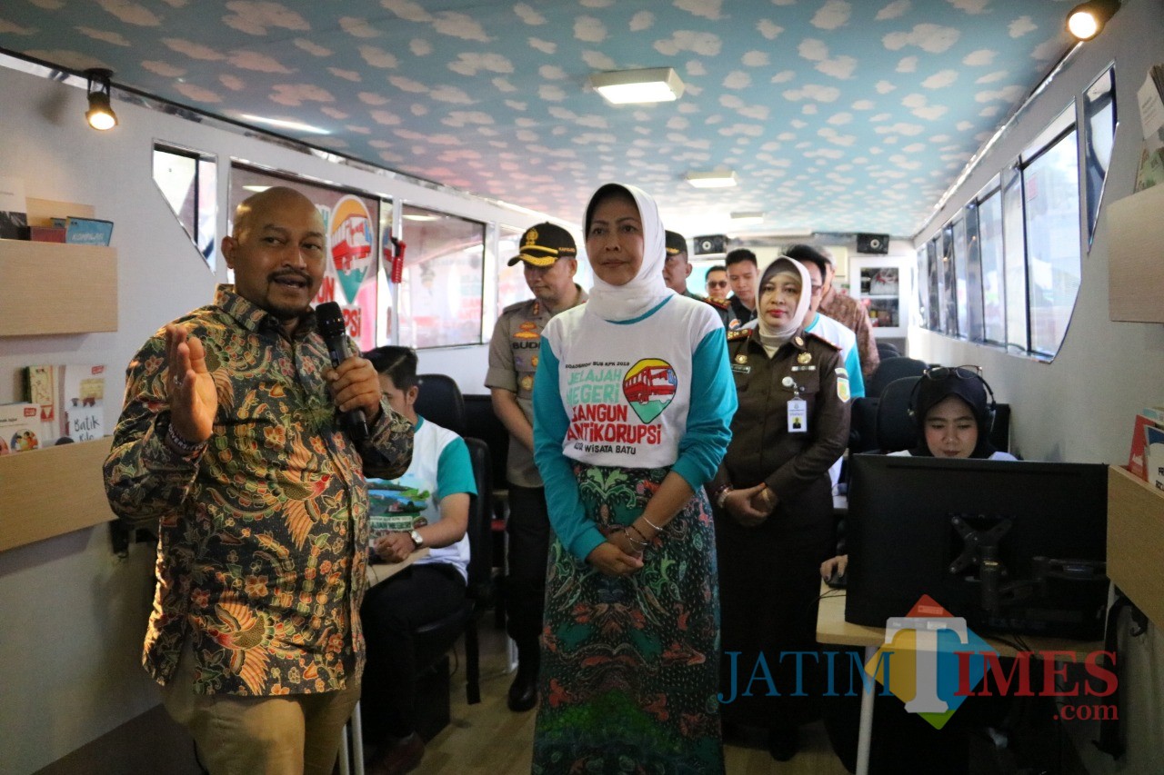 Wali Kota Batu Dewanti Rumpoko saat berada di Bus KPK saat di Balai Kota Among Tani, Selasa (10/9/2019).