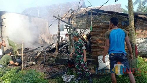 Warga saat berusaha memadamkan rumah milik Ismail yang terbakar (foto : R. Ulum / Jatim TIMES)