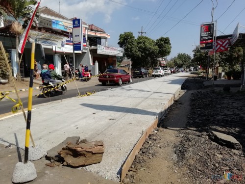 Jalur  jalan Talangagung kembali dilanjutkan pembangunannya oleh Dinas PU Bina Marga Kabupaten Malang (Nana)