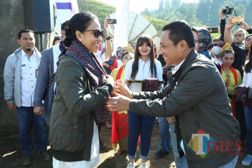 Bupati Lumajang H. Thoriqul Haq mengalungkan sarung yang biasa digunakan warga sekitar Ranu Pane (Foto : Moch. R. Abdul Fatah / Jatim TIMES)