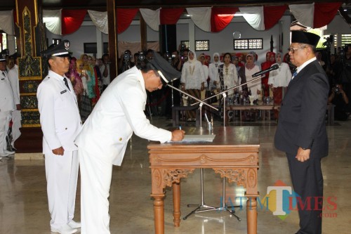 Bupati Menyaksikan penandantanganan sumpah jabatan yang dilakukan oleh Kades (foto : dok humas pemkab)