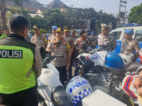 Kapolres Malang Kota, AKBP Dony Alexander SIK, MH saat mengecek sejumlah kendaraan dinas Polres Malang Kota (Humas Makota)