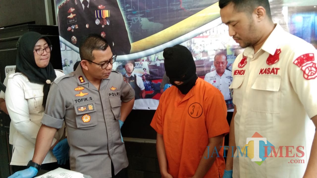 Kapolres saat menasehati Mawar (foto : Joko Pramono/Jatim Times)