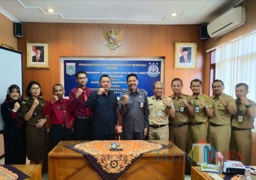 Kepala DPKPCK Kabupaten Malang Wahyu Hidayat (6 dari kanan) saat bersama Kejari Kepanjen (Nana)