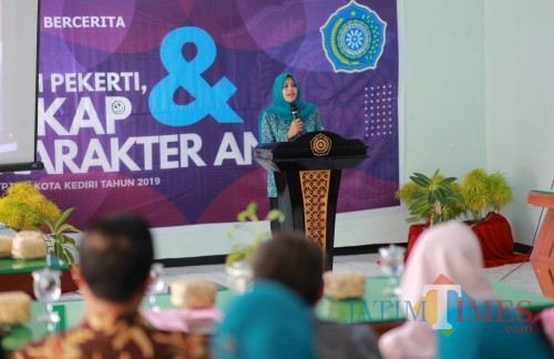Ketua TP PKK Kota Kediri Ferry Silviana Abu Bakar saat memberikan sambutan. (eko Arif s /JatimTimes)