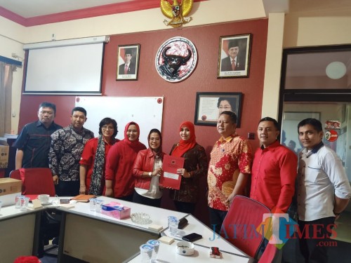 Ning lia saat mengambil Formulir Pendaftaran Cawali Kota Surabaya di DPD PDI Jatim