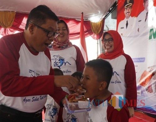 Plt Wali Kota Blitar Santoso mengajak anak-anak di Kota Blitar gemar makan ikan