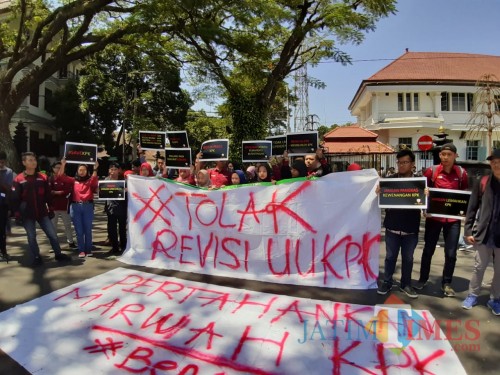 Sejumlah mahasiswa Fakultas Hukum Universitas Widyagama gelar aksi Tolak Revisi UU KPK di depan Balaikota Malang, Kamis (12/9) (Arifina Cahyanti Firdausi/MalangTIMES)