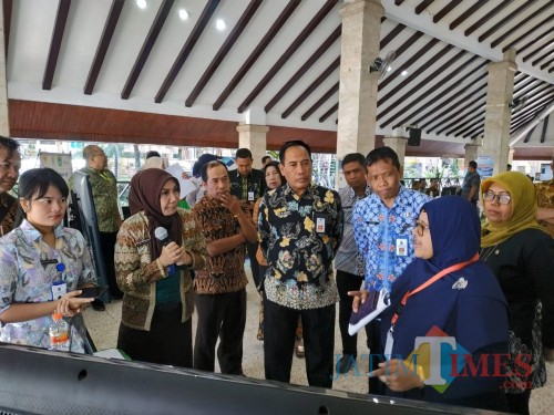 M. Hidayat (batik hitam tengah), Kepala Balitbangda Kabupaten Malang saat melihat tim penilai dari Litbang Kemendagri (Hendra Saputra)