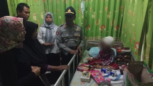 Kapolsek Giri Iptu Suryono Bhakti bersama bhayangkari menyerahkan bantuan kepada M. Riqi.