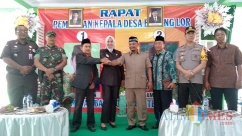 Kedua calon kepala desa Balung Lor saat mendapat kunjungan bupati Jember bersama kapolres. (foto : dok Minto / Jatim TIMES)