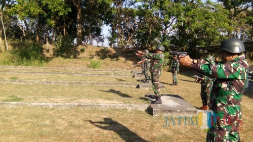 Latihan menembak prajurit Kodim 0808/Blitar.(Foto : Aunur Rofiq/BlitarTIMES)
