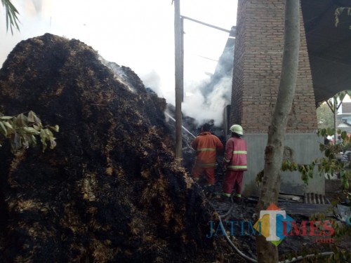 Pemadam kebakaran saat melakukan pemadaman di pengolahan gula di Desa Bendiljati Kulon (Foto : Istimewa / TulungagungTIMES)