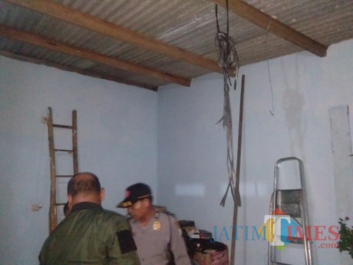 Tempat Anugrah mengakhiri hidup di tali rafia (Foto : Dokpol / TulungagungTIMES)