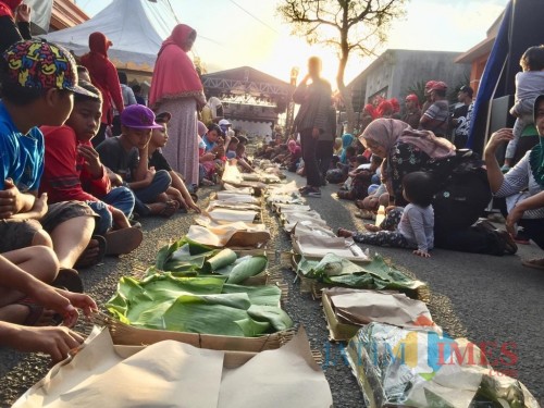 Suasana warga saat selamatan serabi suro. (Foto: Irsya Richa/MalangTIMES)