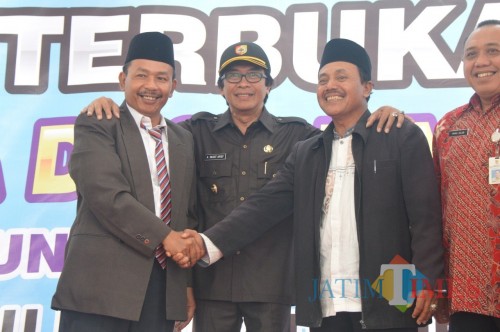 Wabup Jember (tengah) bersama dengan dua calon kepala desa Karanganyar Ambulu (foto : mutia / Jatim TIMES)