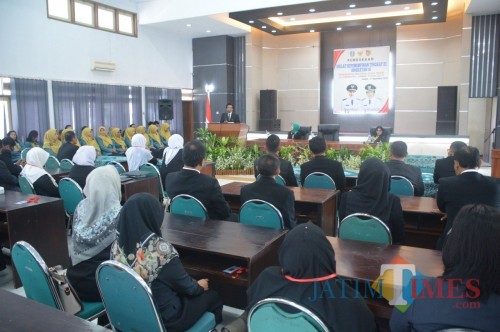 Wakil Bupati Jember Drs. KH. Abdul Muqit Arief saat membuka pelatihan kepemimpinan di Aula Balai Diklat (foto : istimewa / JatimTIMES)
