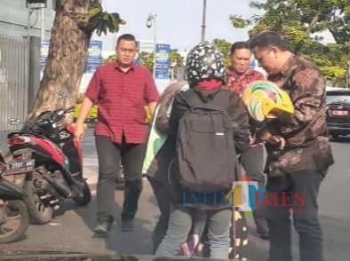 Wakil Wali Kota Surabaya Whisnu Sakti Buana saat menolong pengendara yang terlibat kecelakaan.