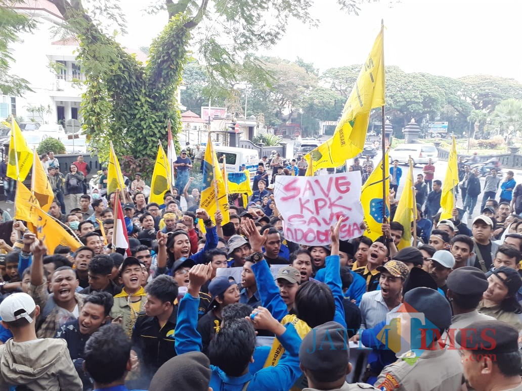 Ratusan Demonstran PMII Kota Malang saat unjuk rasa di depan Kantor DPRD Kota Malang (Arifina Cahyanti Firdausi/MalangTIMES)