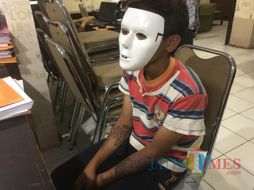Tersangka DS saat dimintai keterangan dihadapan penyidik UPPA Satreskrim Polres Malang (Foto : Ashaq Lupito / MalangTIMES)