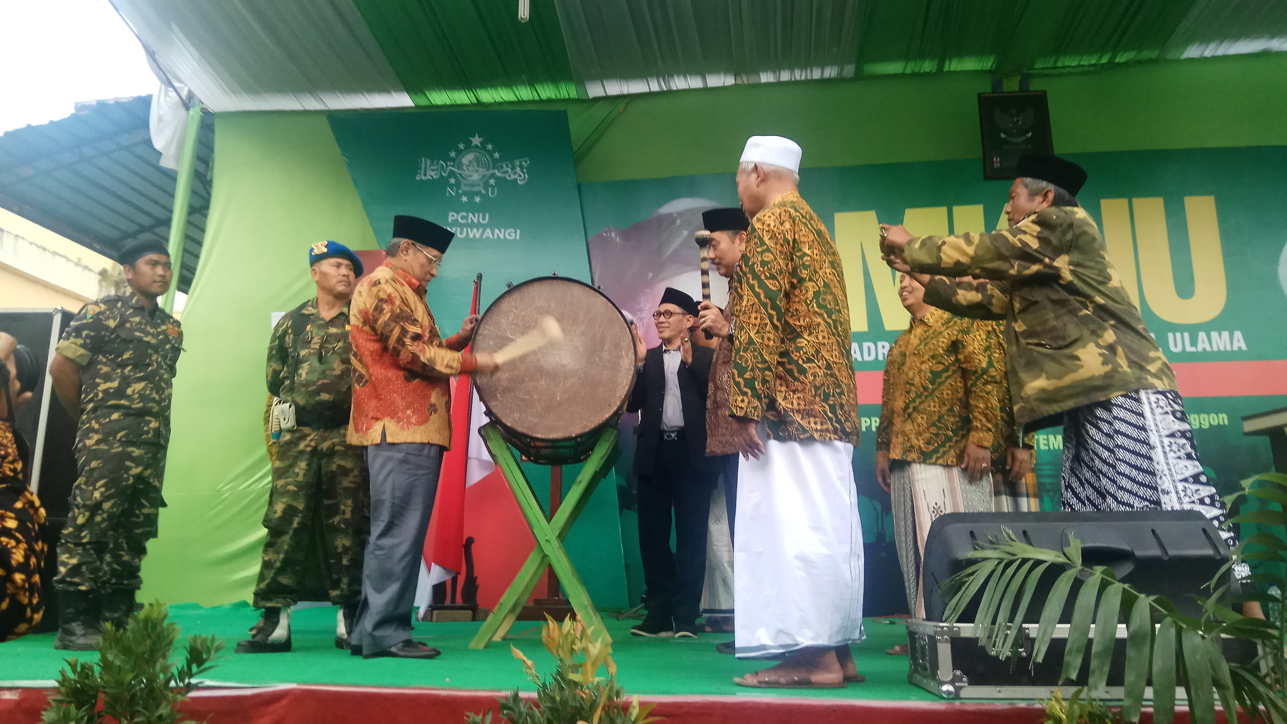 Ketua Umum PBNU KH Said Agil Siradj menabuh bedug untuk membuka MKNU.