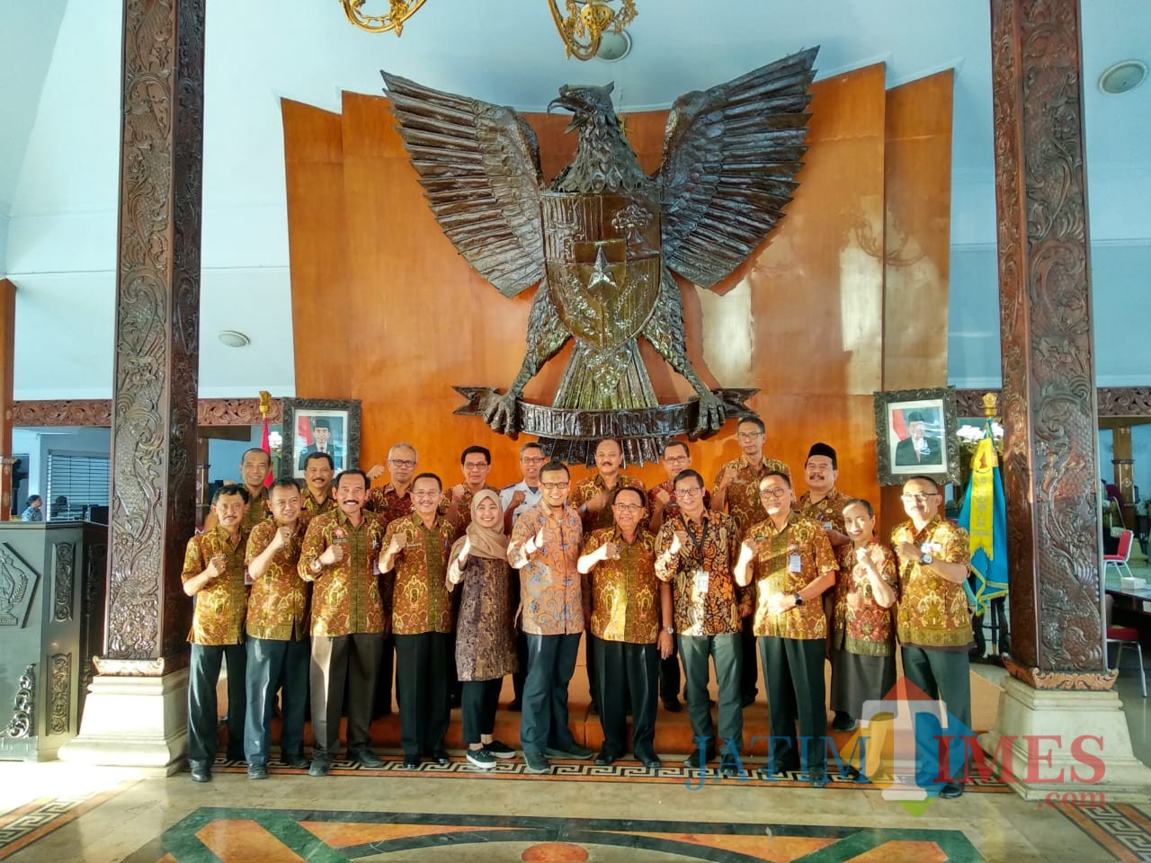 Bupati Blitar Rijanto dan jajaran kepala OPD, Kabag dan Asisten bersama Tim Monev KPK.(Foto : Malik Naharul/BlitarTIMES)