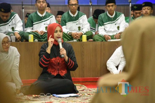 Bupati Jember saat menjelaskan tentang perekrutan Satgas kepada jamaah Malam Jumat Manis di Pendopo Pemkab Jember (foto: izza/ Izza JatimTIMES)