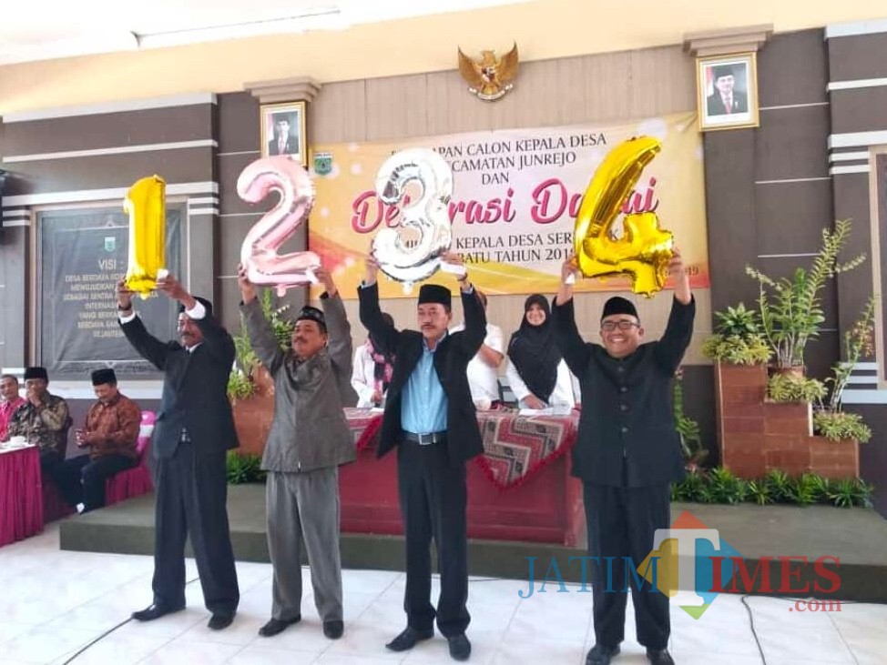 Calon kepala desa Desa Torongrejo saat menunjukkan nomor urutnya di Kecamatan Junrejo.