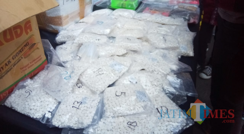 Pil Koplo yang diamankan petugas (Anggara Sudiongko/MalangTIMES)
