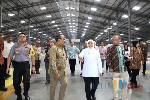 Gubernur Khofifah ketika kunjungan ke PT SIER.