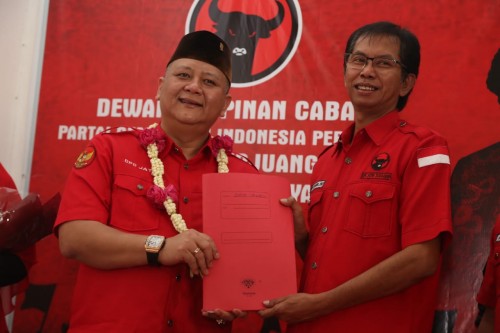 Whisnu Sakti Buana ketika hendak memasuki kantor DPC PDIP Surabaya