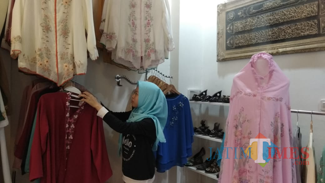 Produk industri fashion skala rumahan makin terdesak maraknya produk impor. (Foto: Nurlayla Ratri/MalangTIMES)