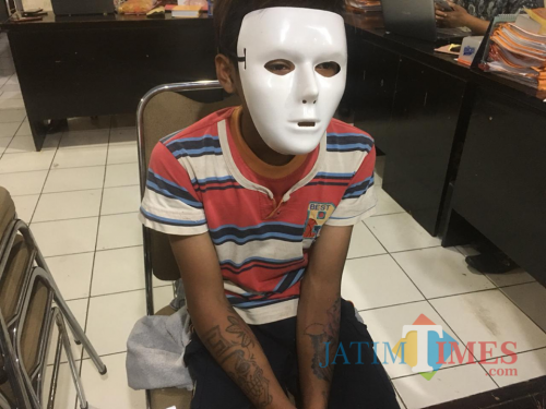 Tersangka DS saat dimintai keterangan dihadapan penyidik UPPA Satreskrim Polres Malang (Foto : Ashaq Lupito / MalangTIMES)