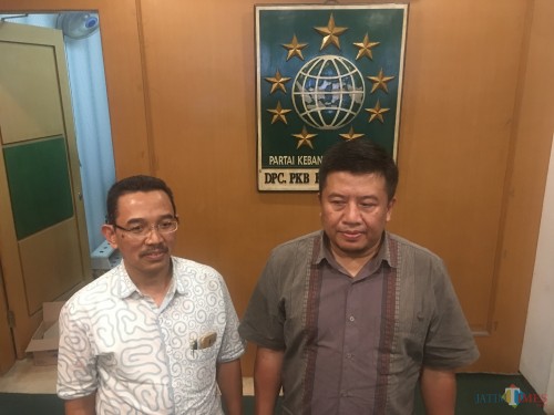 Sekretaris DPC PKB Kabupaten Malang Muslimin (kanan) saat ditemui di kantor DPC PKB Kabupaten Malang. (Foto : Ashaq Lupito / MalangTIMES)