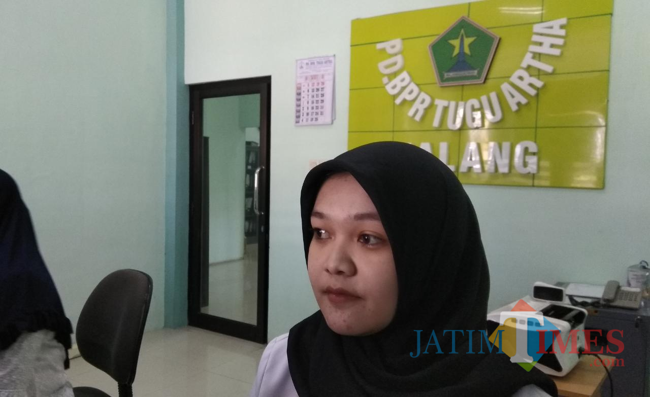 Petugas tengah melayani nasabah BPR Tugu Artha Kota Malang. (Foto: Nurlayla Ratri/MalangTIMES)